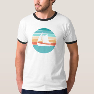 Retro Sonnenuntergang gestörter Effekt + Segelboot T-Shirt