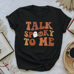 Retro spricht mir Spooky Ghost Halloween Pumpkin T-Shirt<br><div class="desc">Dieses Shirt bietet einen Retrofall-farbenen Schriftart mit den Worten,  "reden spuky zu mir" und niedliche Geist und Kürbis. Dieses Halloween Outfit macht das perfekte Herbstoutfit.</div>