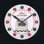 Retro Stove Red & Black Kitchlock Runde Wanduhr<br><div class="desc">Eine Uhr,  die eine Abbildung eines Retro-Ofens aus weißer Küche zeigt. Personalisieren Sie mit Ihrem Namen oben Abbildung. Die Uhr zeigt weiße Zahlen auf roten und schwarzen Punkten.</div>