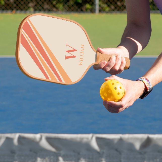 Retro Streifen Monogramm Name Orange Pickleball Schläger (InSitu)