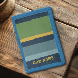 Retro Strip Muster Blau Grün Vintages Ambiente Trifold Geldbörse<br><div class="desc">Fügen Sie Ihren Namen zu diesem männlichen Design mit fett Streifen. Ein Retro-Design mit 70er inspiriert Schriftart und einem minimalen Muster. Alle Farben können geändert werden. Erstellen Sie Ihre eigenen und ändern Sie die Farben zu Ihrer bevorzugten Kombination.</div>