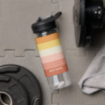 Retro Stripe Muster Korallenrosa Vintages Ambiente Trinkflasche<br><div class="desc">Fügen Sie Ihren Namen zu dieser Mod minimale Design mit fett Streifen. Ein Retro-Design mit 70er inspiriert Schriftart und einem minimalen Muster. Alle Farben können geändert werden. Erstellen Sie Ihre eigenen und ändern Sie die Farben zu Ihrer bevorzugten Kombination.</div>