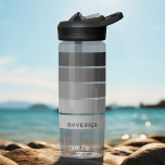 Retro Stripe Pattern Schwarz Grau Vintage Sicht Trinkflasche<br><div class="desc">Fügen Sie Ihren Namen zu diesem männlichen Design mit fett Streifen. Ein Retro-Design mit 70er inspiriert Schriftart und einem minimalen Muster. Alle Farben können geändert werden. Erstellen Sie Ihre eigenen und ändern Sie die Farben zu Ihrer bevorzugten Kombination. Für fortgeschrittene Benutzer können Sie auf die Schaltfläche Bearbeiten/Anpassen klicken und die...</div>