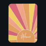 Retro Stripe sunrise - pastellfarbener Regenbogens Magnet<br><div class="desc">Ein farbenfroher Retro-Streifen-Sonnenaufgang in Pastellfarben. Die Streifen sind pastellfarben - rot,  orange,  gelb und hellblau. Fügen Sie Ihren Namen oder ein Monogramm hinzu,  um dies zu einem persönlichen Magneten zu machen,  der unter Ihren Freunden herausragen wird. Der Name ist ein angesagtes Skript in Weiß.</div>
