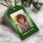 Retro Stripes - Christmas Green - Einfaches Foto Geschenkanhänger<br><div class="desc">Farbtöne von grünen Streifen mit einem einfachen Textbereich für einen Namen und ein Datum. Fügen Sie Ihren Lieblings- oder FamilienSnapshot hinzu. Verwenden Sie ein Foto, um dieses einzigartige und persönliche Foto Geschenk zu schaffen. Im Hintergrund befindet sich ein Retro-Streifen-Muster mit einem sauberen, modernen Update. Wenn Sie das Bild anpassen müssen,...</div>