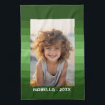 Retro Stripes - Christmas Green - Einfaches Foto Geschirrtuch<br><div class="desc">Farbtöne von grünen Streifen mit einem einfachen Textbereich für einen Namen und ein Datum. Fügen Sie Ihren Lieblings- oder FamilienSnapshot hinzu. Verwenden Sie ein Foto, um dieses einzigartige und persönliche Foto Geschenk zu schaffen. Im Hintergrund befindet sich ein Retro-Streifen-Muster mit einem sauberen, modernen Update. Wenn Sie das Bild anpassen müssen,...</div>