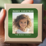 Retro Stripes - Christmas Green - Einfaches Foto Quadratischer Aufkleber<br><div class="desc">Retro grünes Streifen Muster mit einem einfachen Gruß und Familiensignatur. Fügen Sie Ihren Lieblings- oder FamilienSnapshot hinzu. Nutzen Sie ein quadratisches Foto,  um diesen einzigartigen und persönlichen Gruß zu kreieren. Im Hintergrund befindet sich ein Retro-Streifen in Grün-Tönen.</div>