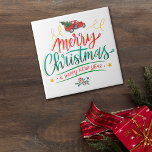 Retro Style Truck Frohe Weihnachten Fliese<br><div class="desc">Diese einzigartige dekorative Keramik Kachel mit stilisierten Typografien, die "Frohe Weihnachten und Glück Neues Jahr" in rot und aquamarin grün. Über dem Text befindet sich ein kleines Retro-Bild mit einem frisch geschnittenen Holiday-Baum. Goldene Wirbel und Sterne sorgen für viel Interesse, und am unteren Ende ist ein Hauch von Heiligen mit...</div>