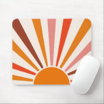 Retro Sun Rays Burset Orange Yellow Red Mousepad<br><div class="desc">Die Retro-Sonne brach in warmen Rosa-,  Braun- und Orangetönen aus. Retro moderne orangefarbene Sonnenstrahlen,  Morgensonne geometrische abstrakte Kunst.</div>