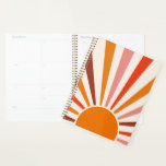 Retro Sun Rays Burset Orange Yellow Red Planer<br><div class="desc">Die Retro-Sonne brach in warmen Rosa-,  Braun- und Orangetönen aus. Retro moderne orangefarbene Sonnenstrahlen,  Morgensonne geometrische abstrakte Kunst.</div>