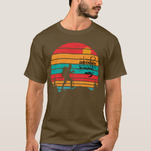 Retro Sunset Adventure wartet auf Wandern T-Shirt