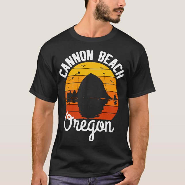 Retro Sunset Haystack Rock Souvenir Cannon Beach T-Shirt (Vorderseite)
