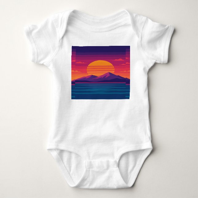 Retro Sunset Mountains & Ocean 80er Art Baby Strampler (Vorderseite)