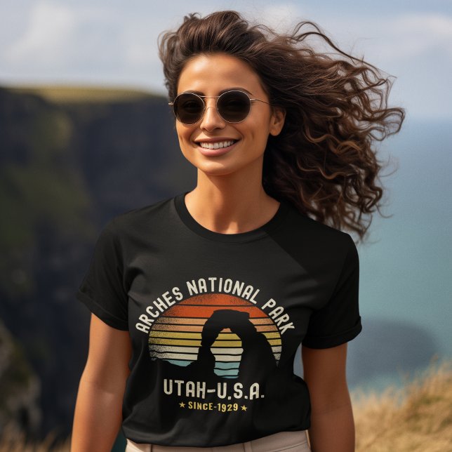 Retro Sunset over Arches National Park, Utah T-Shirt (Von Creator hochgeladen)