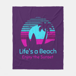 Retro Sunset Surfboard Palm Tree Life ist ein Stra Fleecedecke