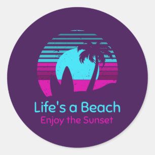 Retro Sunset Surfboard Palm Tree Life ist ein Stra Runder Aufkleber