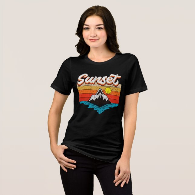 Retro Sunset Vibes Tri-Blend-Shirt Tri-Blend Shirt (Vorderseite voll)