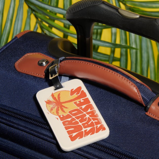 Retro Surf Sand Sunsets Palm Tree Beach Vibes Gepäckanhänger (Vorderseite Insitu 1)