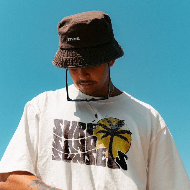 Retro Surf Sand Sunsets Palm Tree Beach Vibes T-Shirt (Von Creator hochgeladen)