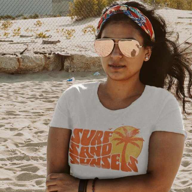 Retro Surf Sand Sunsets Palm Tree Beach Vibes T-Shirt (Von Creator hochgeladen)