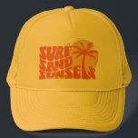 Retro Surf Sand Sunsets Palm Tree Beach Vibes Truckerkappe<br><div class="desc">Retro Surf Sand Sunsets Palm Tree Beach Vibes T - Shirt ist die perfekte Ergänzung zu Ihrem Sommerschrank. Egal,  ob Sie die Wellen treffen oder einfach nur auf dem Sand sitzen,  dieser Tee hat Sie überdacht. Lass’s Mach dich bereit für einen Sommer voller Surf,  Sand und unvergessliche Sonnenuntergänge.</div>