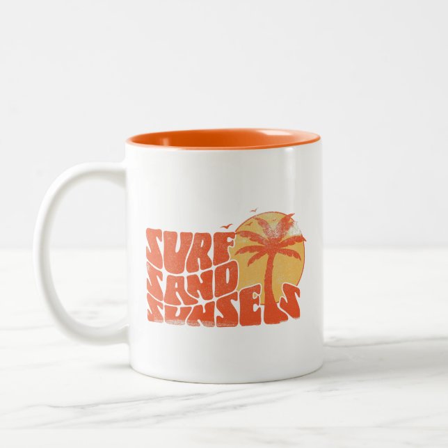 Retro Surf Sand Sunsets Palm Tree Beach Vibes Zweifarbige Tasse (Links)