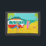 Retro Surfer Couple Nylon Wallet Tri-fold Portemonnaie<br><div class="desc">Mit diesem Retro Surfer Couple Nylon Wallet kann jeder Tag am Strand sein. Das minimalistische Design der 1960er Jahre besticht durch ein unterhaltsames, sonnenbetendes Ambiente, das auf der Suche nach einem Paar ist, das sich auf der Suche nach einer Welle ist. Das Ambiente ist eine tropische Insel-Oase mit einem goldenen...</div>