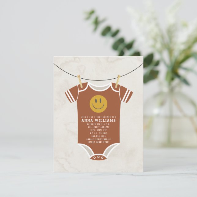 Retro Terracotta Bodysuit Wäscheleine Kinderdusche Einladung (Stehend Vorderseite)