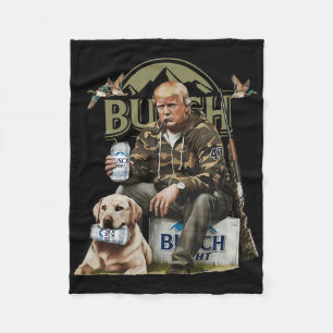 Retro Trump jagt Hirsche lustiges Biertrinken  Fleecedecke
