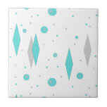 Retro Türkis-Diamant-u. Sternexplosion-Keramik Fliese<br><div class="desc">Dieser ist Retro Türkis-Diamant-und Sternexplosion-Keramik-Fliese ein neues Nehmen auf einer Vintagen Art. Sie kennzeichnet die kitschy, grauen Sternexplosionen auf Türkispolkapunkten, das Umgeben geometrisch, Türkis und graue Diamantformen. Fertigen Sie die Hintergrundfarbe auf diesem modernen Produkt der Mitte des Jahrhunderts, wenn Sie Gefühl trauend sind, besonders an oder verlassen Sie ihm Weiß,...</div>
