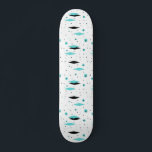 Retro Turquoise Diamonds & Sternexplosionen Skateb Skateboard<br><div class="desc">Dieses Retro Turquoise Diamonds and Sternexplosionen Skateboard ist eine neue Aufnahme in einem Vintagen Stil. Es ist mit kitschigen, schwarzen Sternexplosionen auf türkisfarbenen Polka-Punkten, geometrischen, türkisfarbenen und schwarzen Diamantformen ausgestattet. Passen Sie die Hintergrundfarbe für dieses moderne Produkt aus der Mitte des Jahrhunderts an, wenn Sie es wagen, Gefühl, oder verlass...</div>