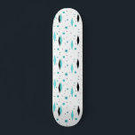 Retro Turquoise Diamonds & Sternexplosionen Skateb Skateboard<br><div class="desc">Dieses Retro Turquoise Diamonds and Sternexplosionen Skateboard ist eine neue Aufnahme in einem Vintagen Stil. Es ist mit kitschigen, schwarzen Sternexplosionen auf türkisfarbenen Polka-Punkten, geometrischen, türkisfarbenen und schwarzen Diamantformen ausgestattet. Passen Sie die Hintergrundfarbe für dieses moderne Produkt aus der Mitte des Jahrhunderts an, wenn Sie es wagen, Gefühl, oder verlass...</div>