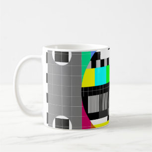 Retro TV ohne Signalanzeige. Kaffeetasse