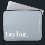 Retro Typografie Dusty Blue Personalisiert Laptopschutzhülle<br><div class="desc">Machen Sie Ihren Laptop mit diesem maßgeschneiderten Laptop-Gehäuse mit kühnen Retro-Typografien auffällig. Personalisieren Sie es mit Ihrem Namen und einer kurzen Phrase, um ein Design zu erstellen, das komplett Ihr eigenes ist. Wählen Sie aus einer Farbpalette, um Ihren Stil oder Arbeitsbereich Anzug. Dieses personalisierte Notebook-Gehäuse eignet sich hervorragend für Schulbesuch,...</div>