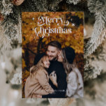 Retro Typografy Christmas Foto Holiday Card Feiertagskarte<br><div class="desc">Retro und minimalistische Weihnachtskarte für 2023 mit Retro-Schriftart mit Wirbel,  die "Frohe Weihnachten" als Überlagstext mit Sternen bezeichnen. Sie können dieser Karte 2 Fotos hinzufügen.</div>