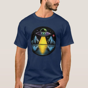 Retro-UFO in den Bergen, das sich im Wasser spiege T-Shirt
