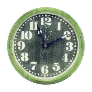 Retro-Uhr im Vintage-Look mit Rostpatina in Grün  Schneidebrett