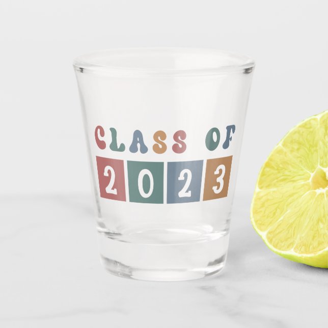 Retro-Uni-Abschluss-Geschenk der Klasse 2023 Schnapsglas (Vorderseite)