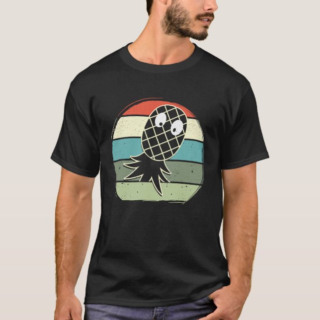 Retro Upside Down Pineapple Funny Swinger Men Wome T-Shirt (Vorderseite)