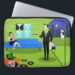 Retro Urban Cartoon Couple Computer Bag Laptopschutzhülle<br><div class="desc">Dieses Retro Urban Cartoon Couple Computer Bag besticht durch den Cartoon eines elegant eingerichteten Penthouse Apartments mit Blick auf die Skyline der Stadt. Die Wohnung verfügt über einen grünen Fußboden und eine grüne Ziegelmauer. An der Wand sind vier klassische Movie Martini Stretched Canvas Prints, die auch im StrangeLittleOnion's Zazzle Store...</div>
