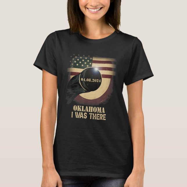 Retro US Flag Total Solar Eclipse 2024 Oklahoma T-Shirt (Vorderseite)