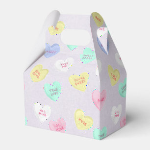 Retro Valentine's Day Candy Hearts auf Lila Geschenkschachtel