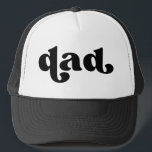 Retro Vater Schwarzweiß Truckerkappe<br><div class="desc">"Papa" im Retro-Stil Schriftart,  Farbe ist editierbar; fügen Sie Ihren eigenen Namen,  wenn gewünscht und wählen Sie Hass-Stil.</div>