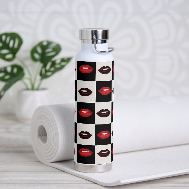 Retro Vibes Checkerboard | Rote Lippen Trinkflasche (Yoga)