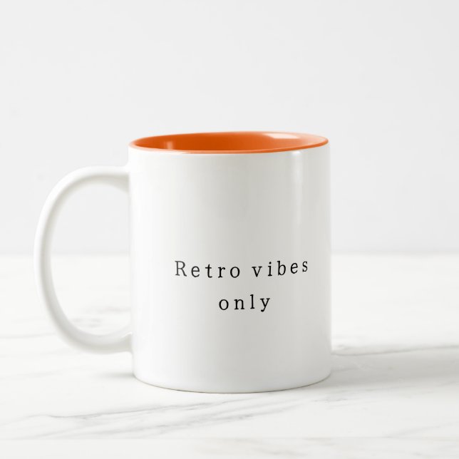 Retro vibes only Simple and Elegant Zweifarbige Tasse (Links)