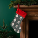 Retro Vintag Pink Weihnachten Weihnachtsmann Monog Weihnachtsstrumpf<br><div class="desc">Genießen Sie den festlichen Geist mit unserem Retro Vintagen pinkfarbenen WeihnachtsWeihnachtsmann monogramm Weihnachtsweihnachtsmann Strumpf. Dieser reizvolle Strumpf zeigt unsere handgemalte Retrofarbe Weihnachtsmann Weihnachtsmann Illustration und den Vintag inspiriert Text "Ho Ho Ho", der eine Touch nostalgischer Eleganz verleiht. Personalisieren Sie mit einem Monogramm für diese persönliche Touch. Handgezeichnet mit Liebe und...</div>