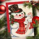 Retro Vintag Snowman in Top Hat Custom Christmas Feiertagskarte<br><div class="desc">Diese bezaubernde Weihnachtskarte aus der Mitte des Jahrhunderts zeigt einen Schneemann, der einen roten Schal und einen schwarzen Top Hut trägt, während er auf der einen Seite einen Misteloe und auf der anderen einen Bonbonstock hält. Personalisieren Sie diese, indem Sie die Nachricht auf der Rückseite anpassen und/oder Ihren Namen hinzufügen....</div>