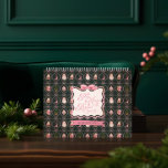 Retro Vintage Christmas Pink Ribbon Family Foto Kalender<br><div class="desc">Feiern Sie die festliche Jahreszeit mit unserem personalisierten Retro-Vintage Weihnachten rosa Band Familie Foto Kalender, eine reizvolle Mischung aus Nostalgie und Eleganz. Dieser bezaubernde Kalender zeigt eine kuratierte Sammlung unserer handbemalten, Retro-Stil Aquarellen Weihnachtsbilder, die jeweils ihre einzigartige Touch von Feiertagssjubiläum bringen. Mit seinen berühmten Weihnachtselementen wie einer Vintagen Schreibmaschine, skurrilen...</div>