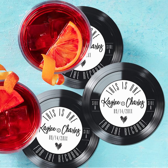 Retro Vinyl Record Black and White Music Wedding Runder Pappuntersetzer (Unique retro black and white vintage vinyl record music theme wedding reception bar drink coasters)