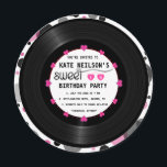 Retro Vinyl Record l Modern Chic Sweet 16 B'day Einladung<br><div class="desc">Ein niedlicher und dennoch moderner Retro-Spazierweg zum 16. B'day. Personalisieren Sie es mit Ihrem eigenen Text oder klicken Sie auf die Schaltfläche "Anpassen",  um zum Design-Tool zu gehen,  wo Sie den Schriftart,  Schriftgröße,  Schriftfarbe,  Textpositionierung und mehr ändern können.</div>
